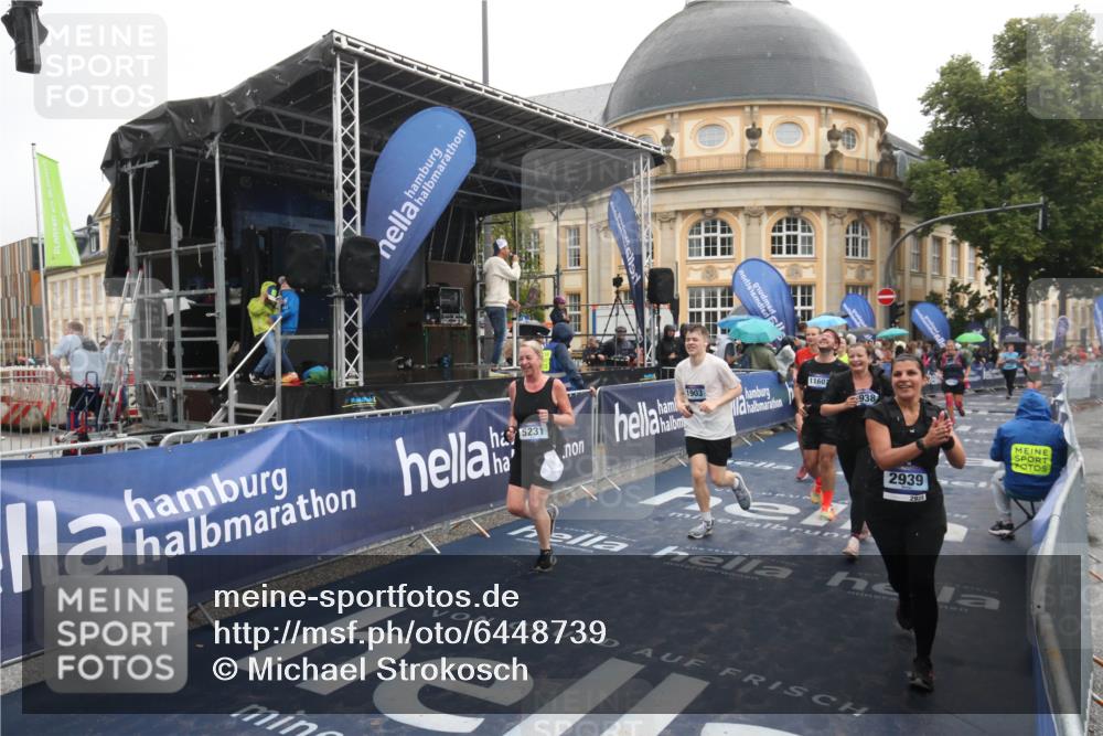 30.06.2024 - hella hamburg halbmarathon Michael Strokosch http://msf.ph/oto/6448739 30.06.2024 12:25:12 Ziel 1892, 1903, 2938, 2939, 3125, 4344, 11607 meine-sportfotos.de