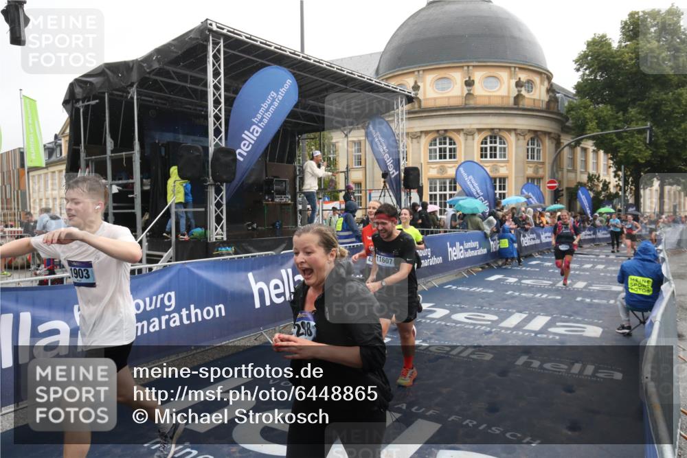 30.06.2024 - hella hamburg halbmarathon Michael Strokosch http://msf.ph/oto/6448865 30.06.2024 12:25:14 Ziel 667, 1903, 2938, 2939, 3125, 4344, 10594, 11607 meine-sportfotos.de