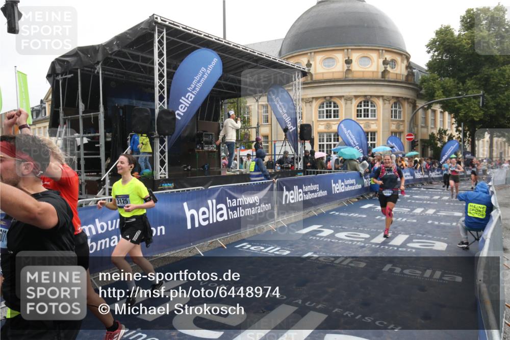 30.06.2024 - hella hamburg halbmarathon Michael Strokosch http://msf.ph/oto/6448974 30.06.2024 12:25:15 Ziel 667, 1903, 2938, 2939, 3125, 4344, 9936, 10594, 11607 meine-sportfotos.de