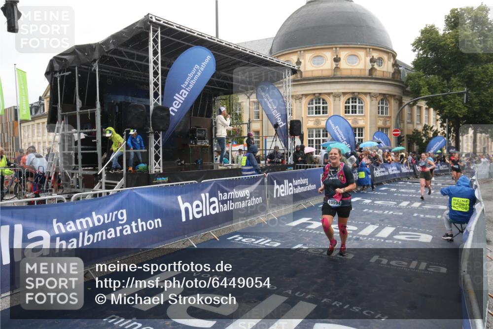 30.06.2024 - hella hamburg halbmarathon Michael Strokosch http://msf.ph/oto/6449054 30.06.2024 12:25:16 Ziel 667, 3125, 4344, 8208, 9936, 10594, 11607 meine-sportfotos.de