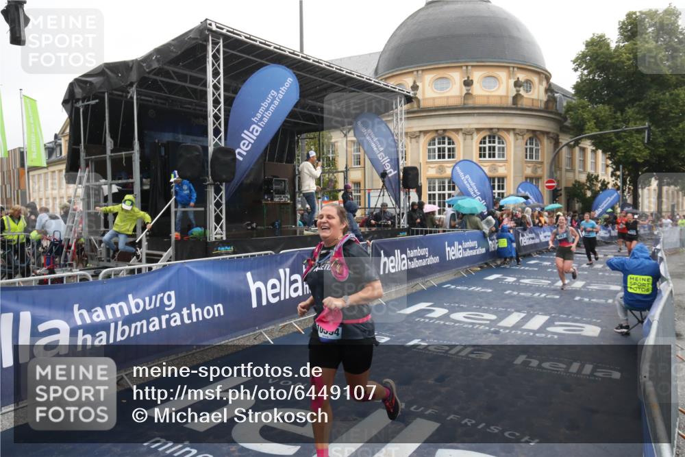 30.06.2024 - hella hamburg halbmarathon Michael Strokosch http://msf.ph/oto/6449107 30.06.2024 12:25:17 Ziel 667, 3125, 4344, 8208, 9936, 10594, 11607 meine-sportfotos.de