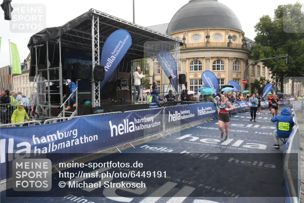 30.06.2024 - hella hamburg halbmarathon Michael Strokosch http://msf.ph/oto/6449191 30.06.2024 12:25:18 Ziel 667, 5710, 8208, 9361, 9936, 10594 meine-sportfotos.de
