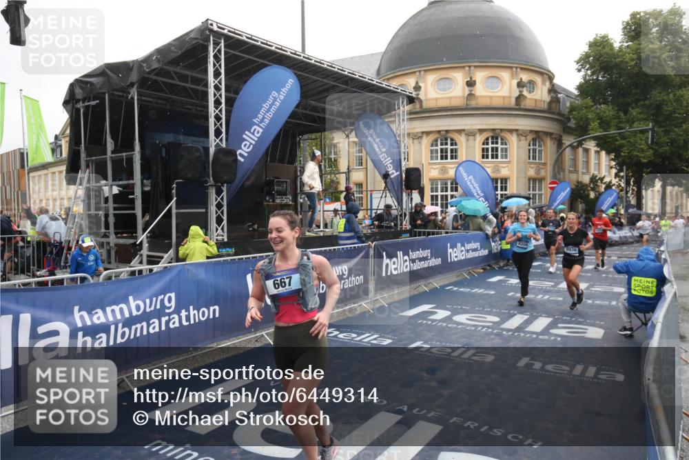 30.06.2024 - hella hamburg halbmarathon Michael Strokosch http://msf.ph/oto/6449314 30.06.2024 12:25:20 Ziel 667, 5710, 8014, 8208, 9361, 9936, 10594 meine-sportfotos.de
