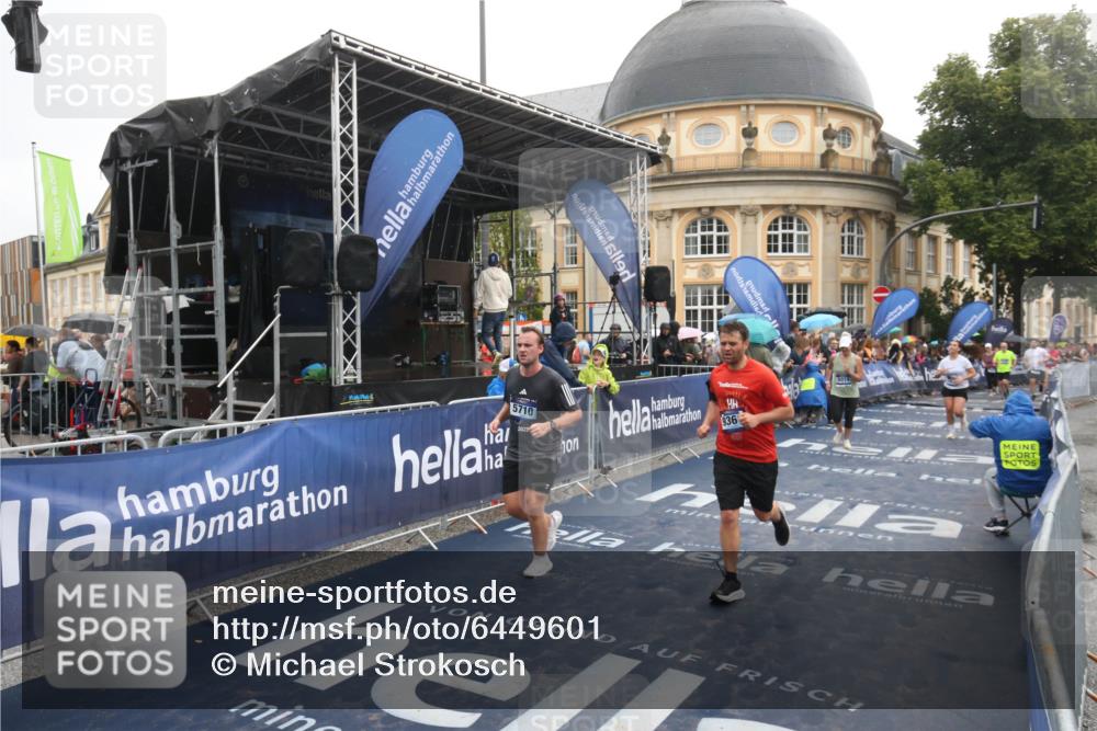 30.06.2024 - hella hamburg halbmarathon Michael Strokosch http://msf.ph/oto/6449601 30.06.2024 12:25:24 Ziel 5710, 7653, 8014, 8208, 9361, 9936 meine-sportfotos.de