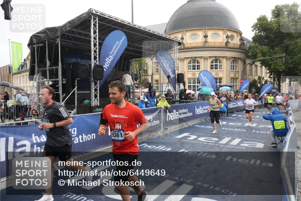 30.06.2024 - hella hamburg halbmarathon Michael Strokosch http://msf.ph/oto/6449649 30.06.2024 12:25:25 Ziel 5710, 7653, 8014, 8208, 9361 meine-sportfotos.de