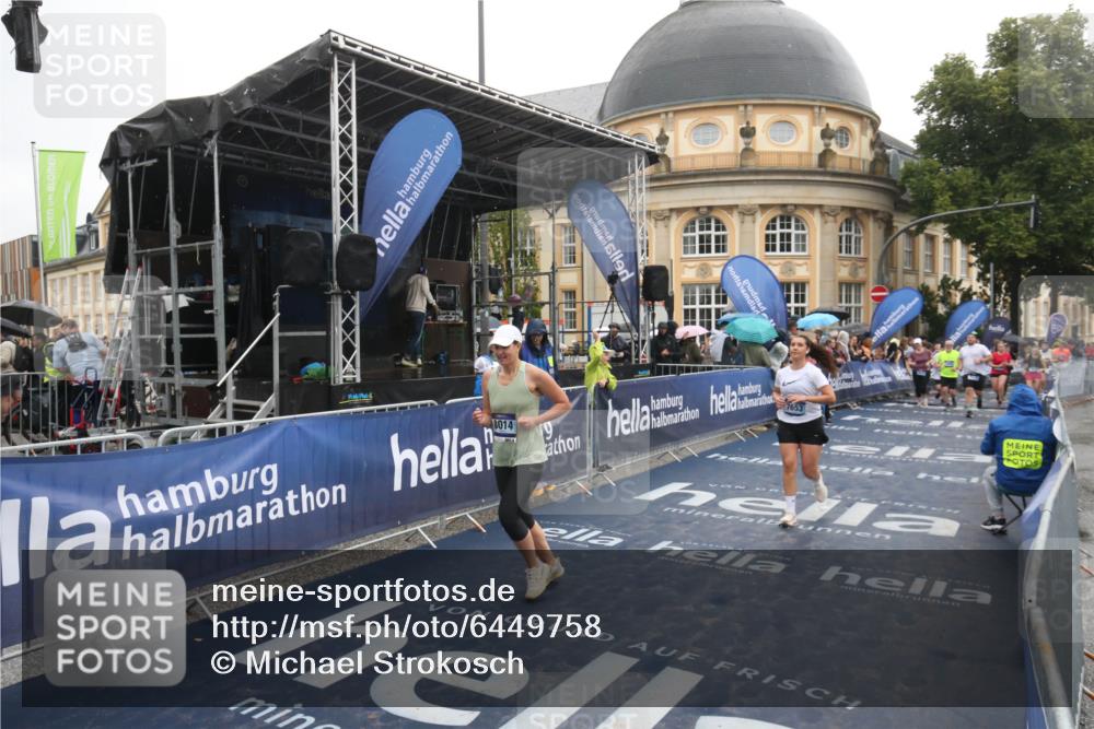 30.06.2024 - hella hamburg halbmarathon Michael Strokosch http://msf.ph/oto/6449758 30.06.2024 12:25:27 Ziel 3672, 5710, 7353, 7653, 8014, 9337, 9361, 10077 meine-sportfotos.de