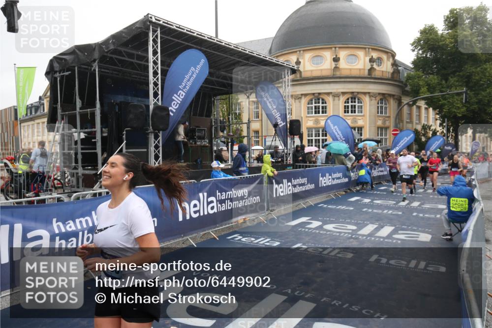 30.06.2024 - hella hamburg halbmarathon Michael Strokosch http://msf.ph/oto/6449902 30.06.2024 12:25:29 Ziel 2860, 3672, 7353, 7653, 8014, 9337, 10077, 11193, 11624, 12146, 12147 meine-sportfotos.de