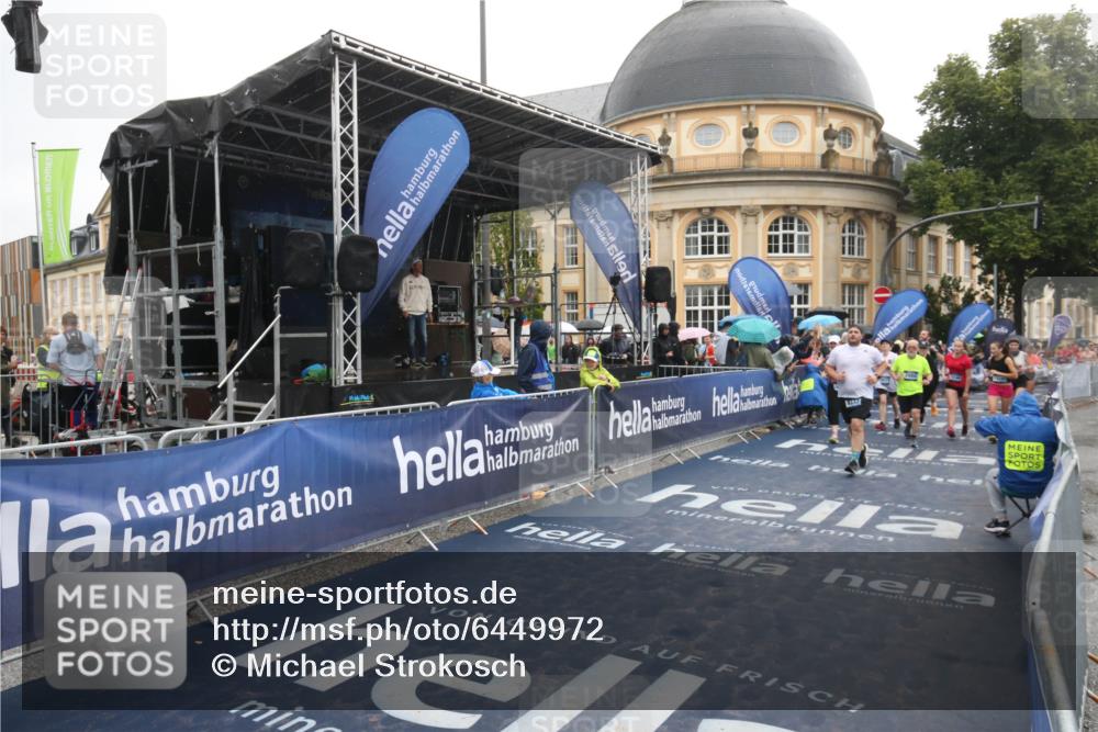 30.06.2024 - hella hamburg halbmarathon Michael Strokosch http://msf.ph/oto/6449972 30.06.2024 12:25:30 Ziel 2860, 3672, 3934, 7353, 7653, 9337, 10077, 11193, 11624, 12146, 12147 meine-sportfotos.de