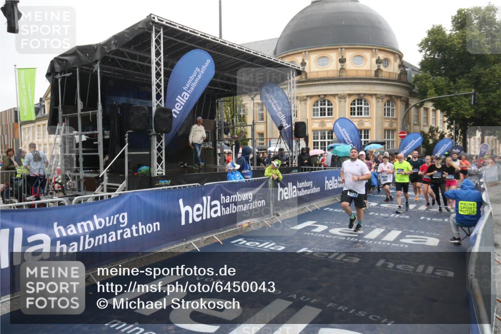 30.06.2024 - hella hamburg halbmarathon Michael Strokosch http://msf.ph/oto/6450043 30.06.2024 12:25:31 Ziel 2860, 3672, 3934, 7353, 9337, 10077, 11193, 11624, 12146, 12147 meine-sportfotos.de