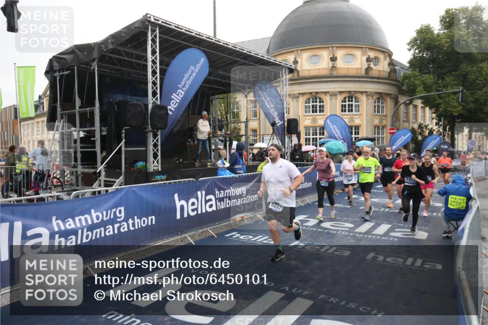30.06.2024 - hella hamburg halbmarathon Michael Strokosch http://msf.ph/oto/6450101 30.06.2024 12:25:32 Ziel 2860, 3672, 3934, 7353, 9337, 10077, 11193, 11624, 12146, 12147 meine-sportfotos.de