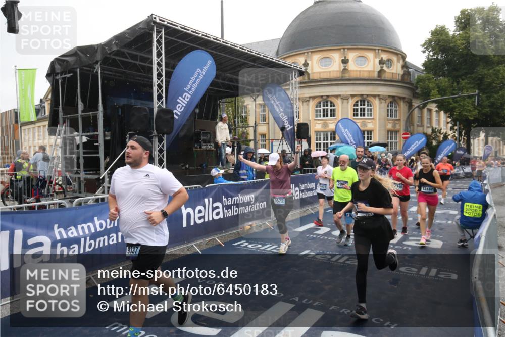 30.06.2024 - hella hamburg halbmarathon Michael Strokosch http://msf.ph/oto/6450183 30.06.2024 12:25:33 Ziel 2860, 3672, 3934, 7353, 9337, 10077, 11193, 11624, 12146, 12147 meine-sportfotos.de