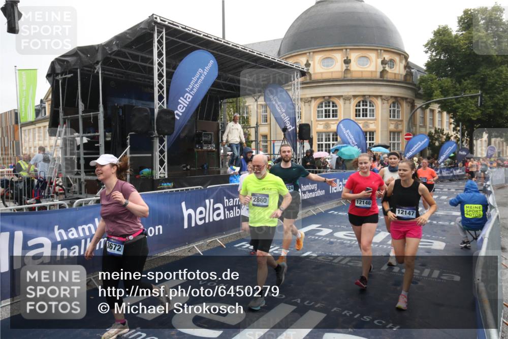 30.06.2024 - hella hamburg halbmarathon Michael Strokosch http://msf.ph/oto/6450279 30.06.2024 12:25:34 Ziel 2860, 3672, 3934, 7353, 9337, 10077, 11193, 11624, 12146, 12147 meine-sportfotos.de