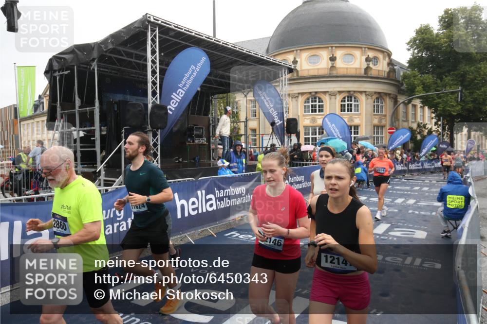 30.06.2024 - hella hamburg halbmarathon Michael Strokosch http://msf.ph/oto/6450343 30.06.2024 12:25:35 Ziel 2860, 3672, 3934, 7353, 9337, 10077, 11193, 11624, 12146, 12147 meine-sportfotos.de