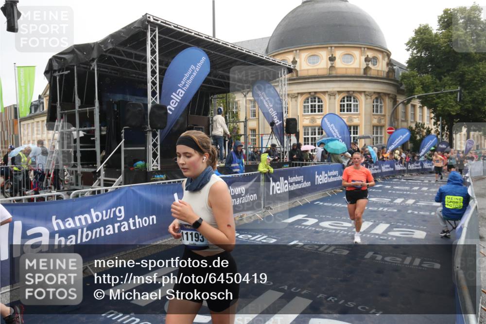 30.06.2024 - hella hamburg halbmarathon Michael Strokosch http://msf.ph/oto/6450419 30.06.2024 12:25:36 Ziel 2860, 3672, 3688, 3689, 3934, 10077, 11193, 11624, 12146, 12147 meine-sportfotos.de