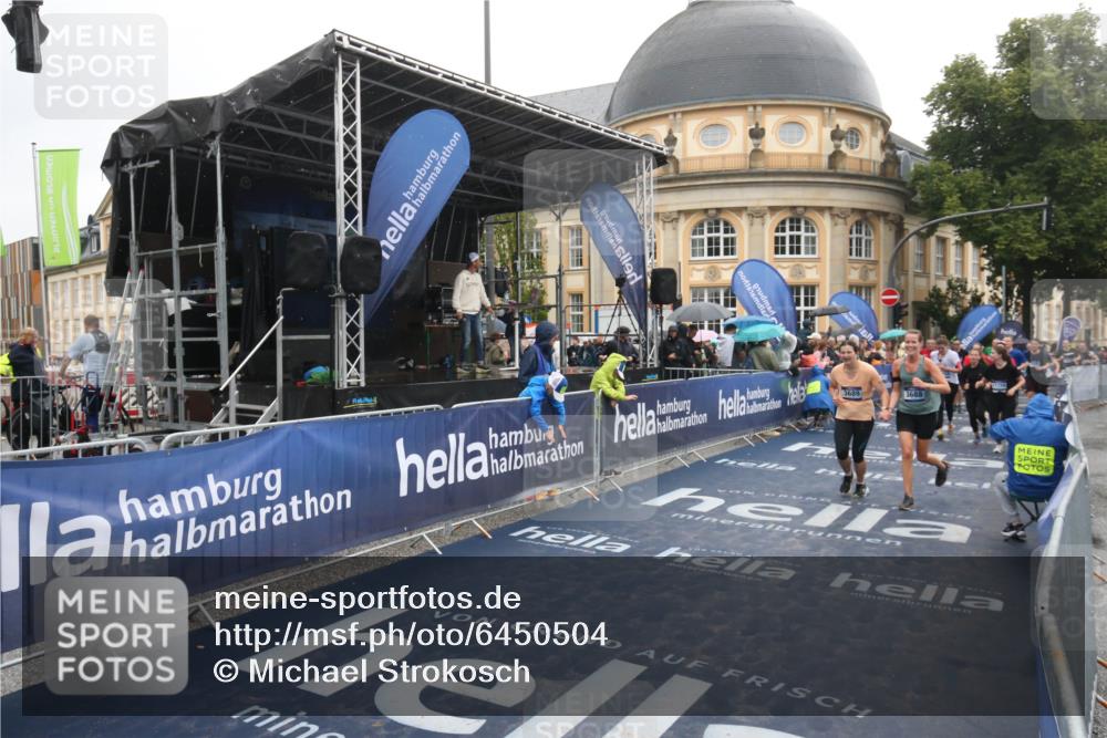 30.06.2024 - hella hamburg halbmarathon Michael Strokosch http://msf.ph/oto/6450504 30.06.2024 12:25:40 Ziel 2706, 3343, 3345, 3688, 3689, 3806, 4582, 4641, 4642, 11728, 11733, 12285 meine-sportfotos.de