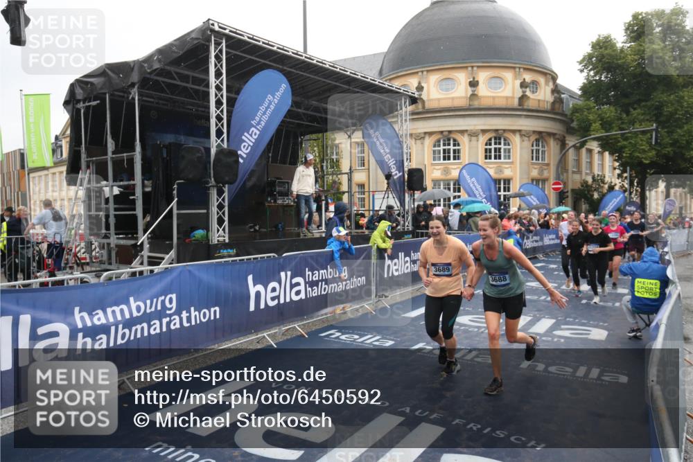 30.06.2024 - hella hamburg halbmarathon Michael Strokosch http://msf.ph/oto/6450592 30.06.2024 12:25:42 Ziel 2706, 3343, 3345, 3688, 3689, 3806, 4582, 4641, 4642, 6587, 7397, 8062, 11728, 11733, 12285 meine-sportfotos.de