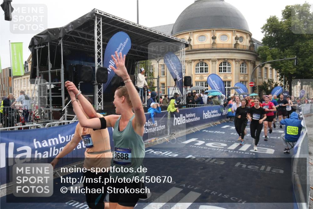 30.06.2024 - hella hamburg halbmarathon Michael Strokosch http://msf.ph/oto/6450670 30.06.2024 12:25:43 Ziel 2706, 3343, 3345, 3688, 3689, 3806, 4582, 4641, 4642, 6587, 7397, 7757, 8062, 11728, 11733, 12285 meine-sportfotos.de