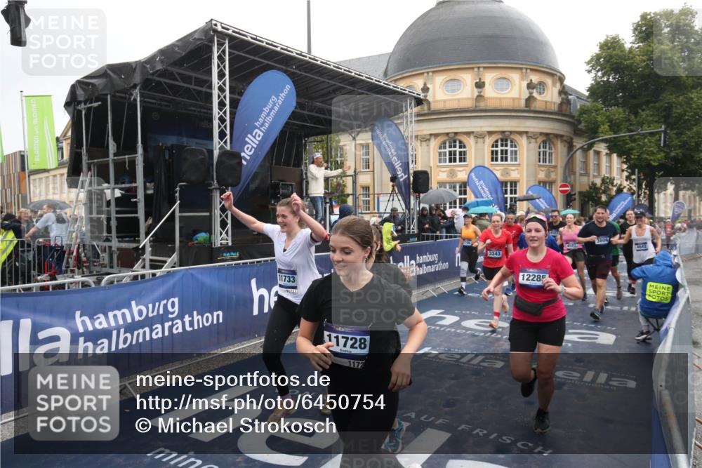30.06.2024 - hella hamburg halbmarathon Michael Strokosch http://msf.ph/oto/6450754 30.06.2024 12:25:45 Ziel 1939, 2706, 3343, 3345, 3688, 3689, 3806, 4582, 4641, 4642, 6587, 7397, 7443, 7757, 8062, 11728, 11733, 12285 meine-sportfotos.de