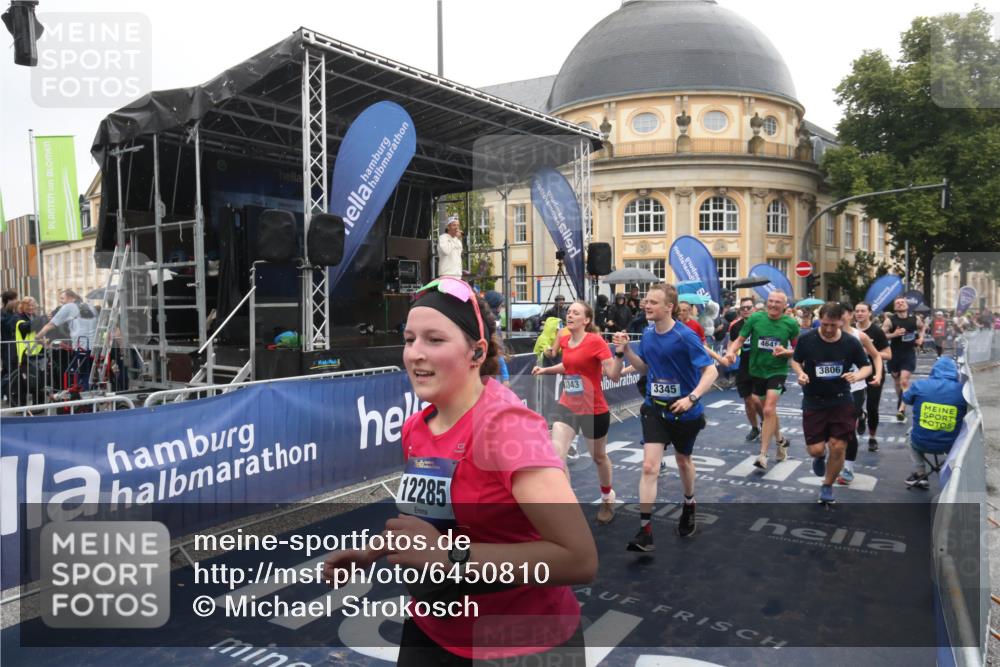 30.06.2024 - hella hamburg halbmarathon Michael Strokosch http://msf.ph/oto/6450810 30.06.2024 12:25:46 Ziel 1939, 2706, 3343, 3345, 3806, 4582, 4641, 4642, 6587, 7397, 7443, 7757, 8062, 11728, 11733, 12285 meine-sportfotos.de