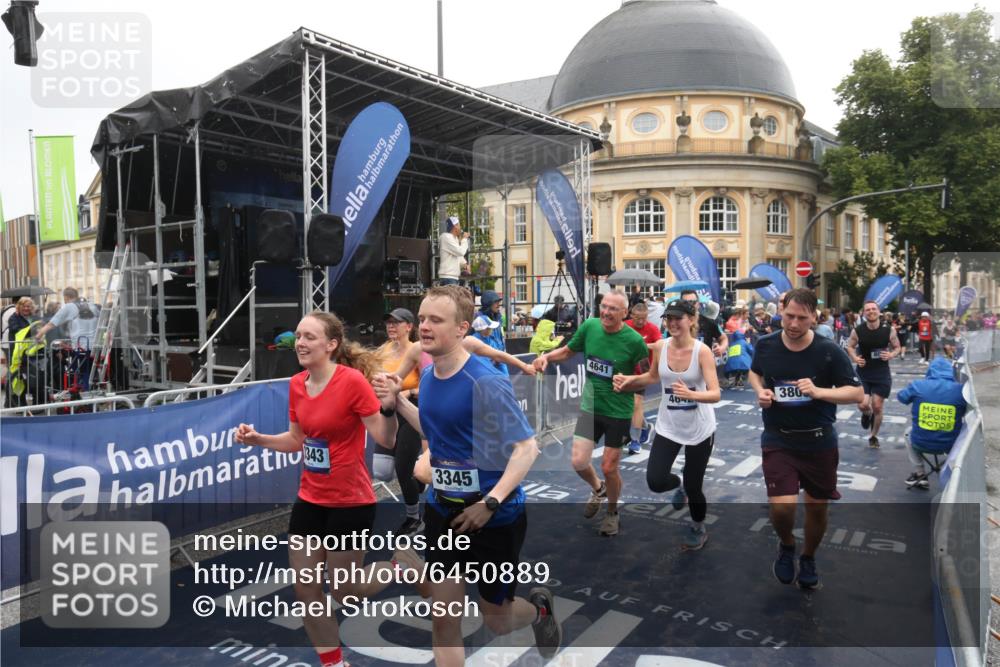 30.06.2024 - hella hamburg halbmarathon Michael Strokosch http://msf.ph/oto/6450889 30.06.2024 12:25:47 Ziel 1939, 2706, 3343, 3345, 3806, 4582, 4641, 4642, 6587, 7397, 7443, 7757, 8062, 11728, 11733, 12285 meine-sportfotos.de