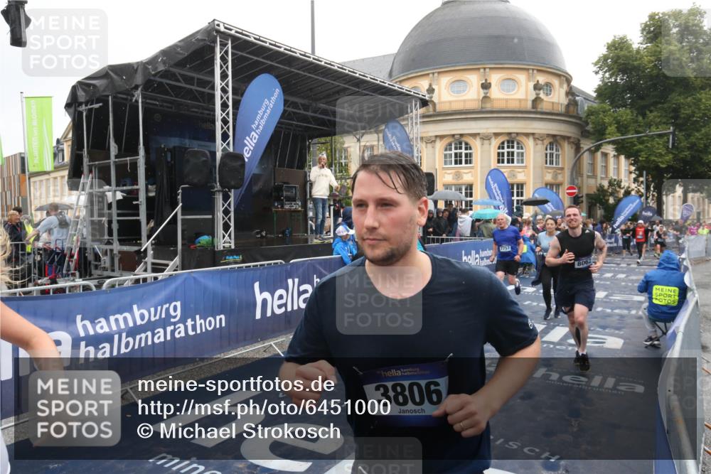 30.06.2024 - hella hamburg halbmarathon Michael Strokosch http://msf.ph/oto/6451000 30.06.2024 12:25:48 Ziel 1939, 2706, 3343, 3345, 3806, 4582, 4641, 4642, 6587, 7397, 7443, 7757, 8062, 12285 meine-sportfotos.de