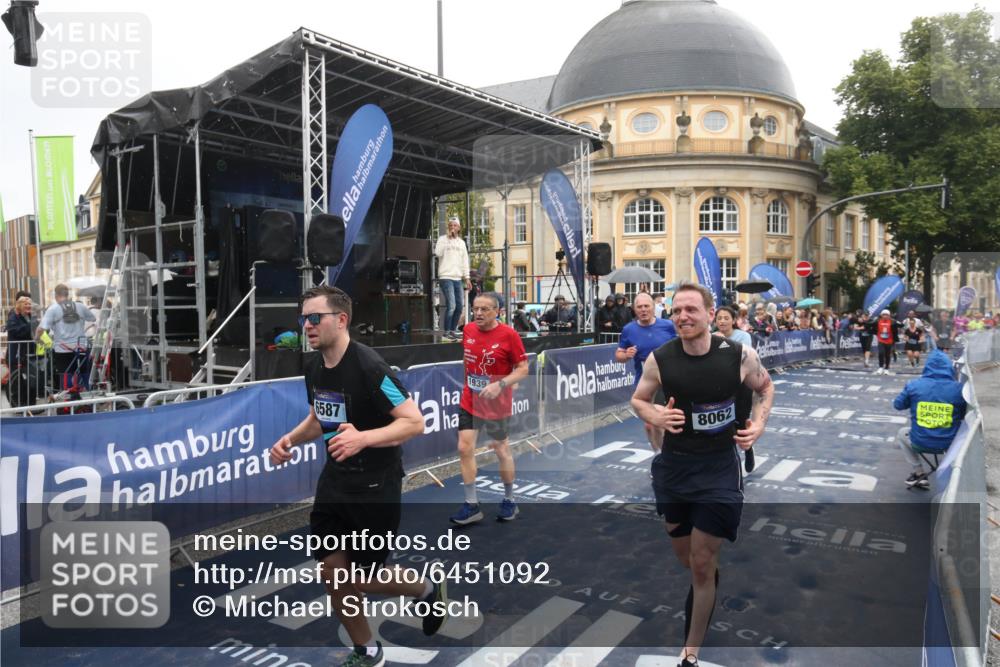 30.06.2024 - hella hamburg halbmarathon Michael Strokosch http://msf.ph/oto/6451092 30.06.2024 12:25:49 Ziel 1118, 1939, 2706, 3343, 3345, 3806, 4582, 4641, 4642, 6587, 7397, 7443, 7757, 8062 meine-sportfotos.de