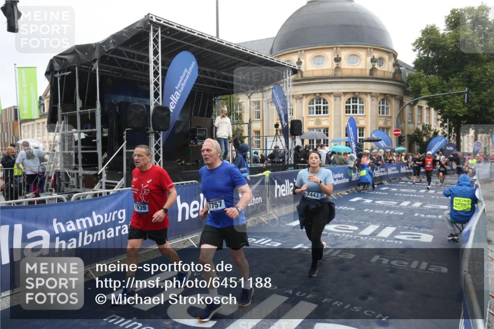 30.06.2024 - hella hamburg halbmarathon Michael Strokosch http://msf.ph/oto/6451188 30.06.2024 12:25:50 Ziel 705, 706, 1118, 1939, 2553, 6587, 7397, 7443, 7757, 8056, 8062 meine-sportfotos.de
