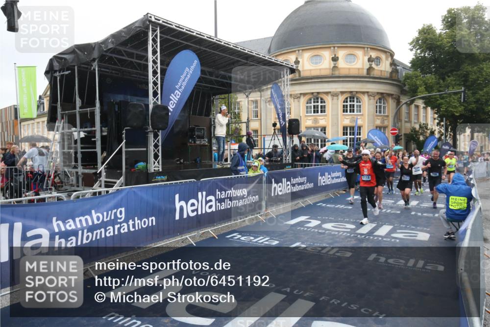30.06.2024 - hella hamburg halbmarathon Michael Strokosch http://msf.ph/oto/6451192 30.06.2024 12:25:53 Ziel 601, 705, 706, 1118, 1939, 2553, 2913, 4801, 7443, 7799, 8056 meine-sportfotos.de