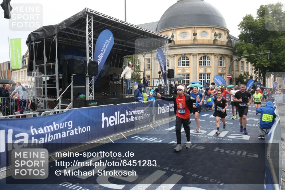 30.06.2024 - hella hamburg halbmarathon Michael Strokosch http://msf.ph/oto/6451283 30.06.2024 12:25:55 Ziel 601, 705, 706, 1118, 2553, 2913, 4169, 4801, 7799, 8056 meine-sportfotos.de