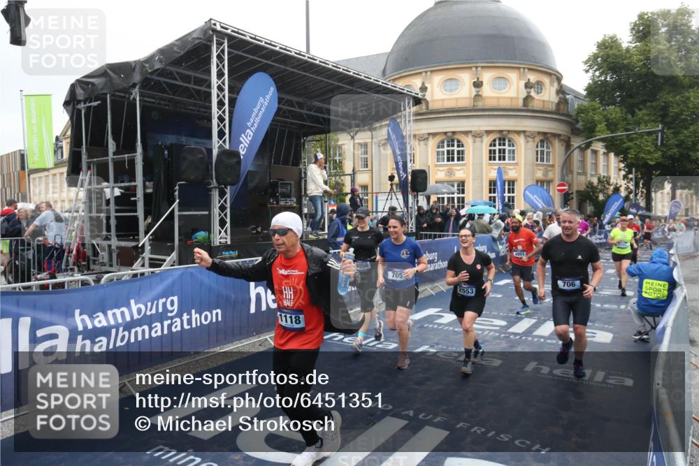 30.06.2024 - hella hamburg halbmarathon Michael Strokosch http://msf.ph/oto/6451351 30.06.2024 12:25:56 Ziel 601, 705, 706, 1118, 2553, 2913, 4169, 4801, 7117, 7799, 8056, 12131 meine-sportfotos.de