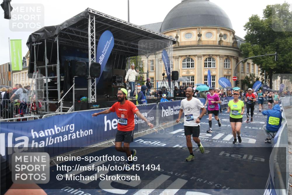 30.06.2024 - hella hamburg halbmarathon Michael Strokosch http://msf.ph/oto/6451494 30.06.2024 12:25:58 Ziel 601, 705, 706, 1118, 2553, 2913, 4169, 4801, 6492, 7117, 7799, 8056, 12131 meine-sportfotos.de