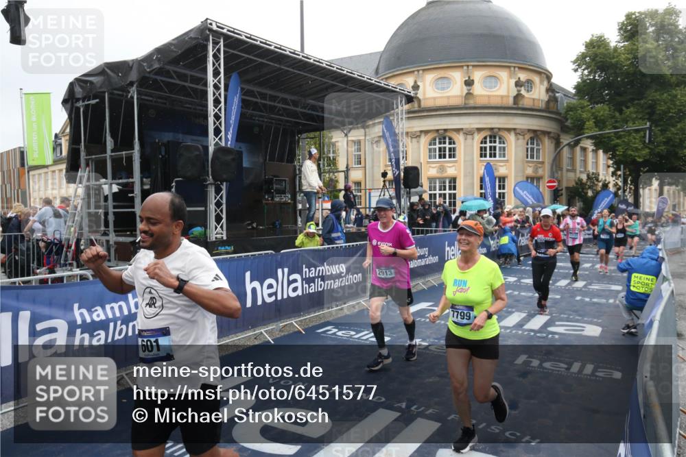 30.06.2024 - hella hamburg halbmarathon Michael Strokosch http://msf.ph/oto/6451577 30.06.2024 12:25:59 Ziel 601, 705, 706, 2553, 2913, 4169, 4801, 6492, 7117, 7799, 8056, 9623, 12131 meine-sportfotos.de