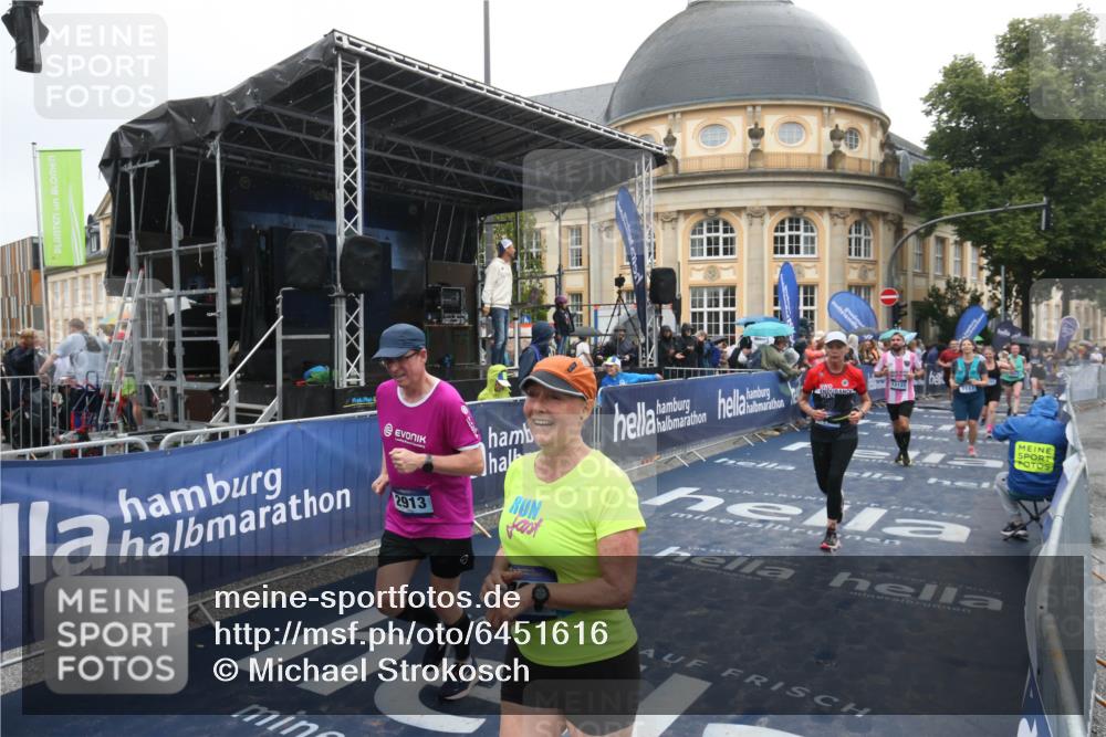 30.06.2024 - hella hamburg halbmarathon Michael Strokosch http://msf.ph/oto/6451616 30.06.2024 12:26:00 Ziel 601, 2913, 4169, 4801, 5670, 6492, 7117, 7799, 9623, 12131 meine-sportfotos.de