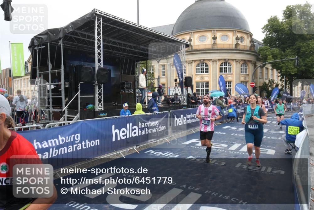 30.06.2024 - hella hamburg halbmarathon Michael Strokosch http://msf.ph/oto/6451779 30.06.2024 12:26:02 Ziel 2913, 4169, 5670, 6026, 6492, 7117, 7799, 8286, 9623, 12131 meine-sportfotos.de