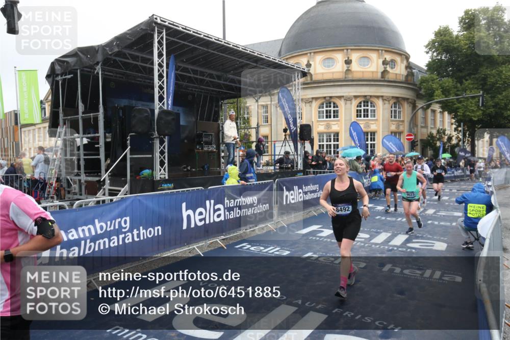 30.06.2024 - hella hamburg halbmarathon Michael Strokosch http://msf.ph/oto/6451885 30.06.2024 12:26:04 Ziel 5670, 6026, 6492, 7117, 8286, 9623, 12131 meine-sportfotos.de