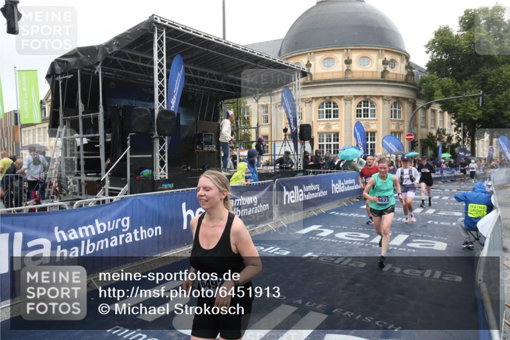 30.06.2024 - hella hamburg halbmarathon Michael Strokosch http://msf.ph/oto/6451913 30.06.2024 12:26:05 Ziel 5670, 6026, 6492, 7117, 8286, 9623, 12131 meine-sportfotos.de