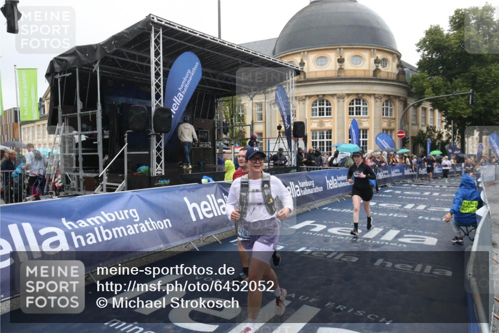 30.06.2024 - hella hamburg halbmarathon Michael Strokosch http://msf.ph/oto/6452052 30.06.2024 12:26:07 Ziel 5670, 6026, 6492, 8286, 9623 meine-sportfotos.de