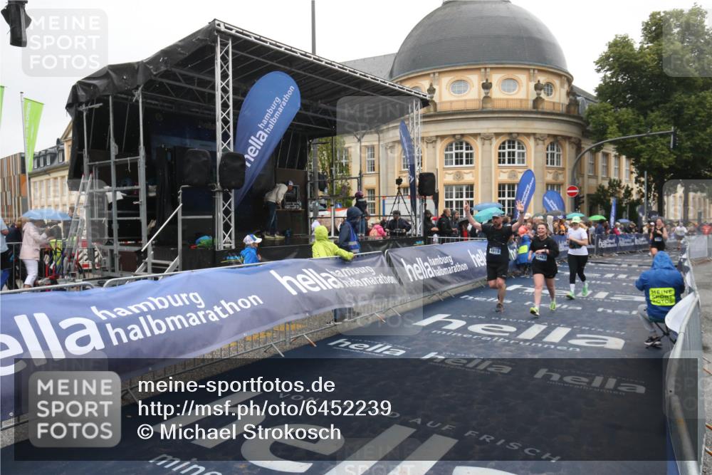 30.06.2024 - hella hamburg halbmarathon Michael Strokosch http://msf.ph/oto/6452239 30.06.2024 12:26:13 Ziel 4919, 8708, 10463, 11864 meine-sportfotos.de
