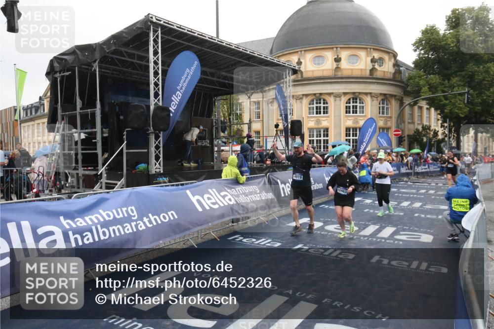 30.06.2024 - hella hamburg halbmarathon Michael Strokosch http://msf.ph/oto/6452326 30.06.2024 12:26:14 Ziel 4919, 8708, 10463, 11864 meine-sportfotos.de