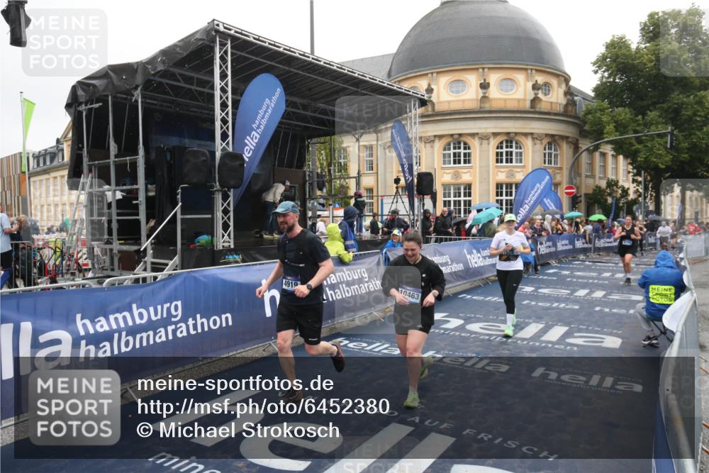 30.06.2024 - hella hamburg halbmarathon Michael Strokosch http://msf.ph/oto/6452380 30.06.2024 12:26:15 Ziel 4919, 8708, 10463, 11864 meine-sportfotos.de