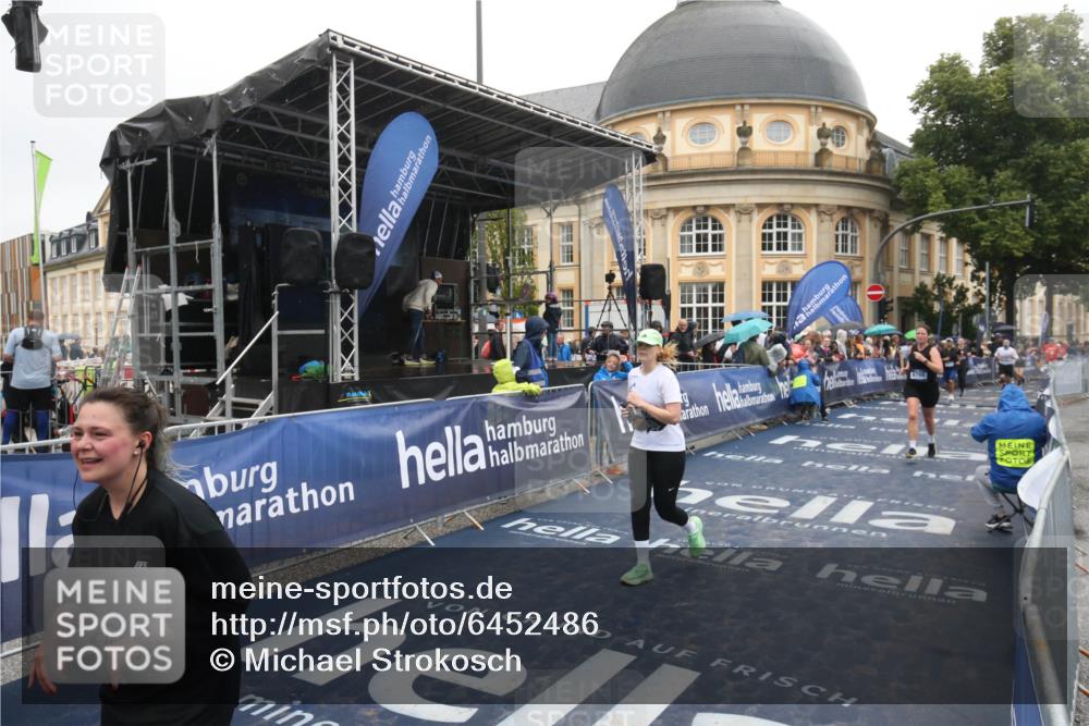 30.06.2024 - hella hamburg halbmarathon Michael Strokosch http://msf.ph/oto/6452486 30.06.2024 12:26:16 Ziel 4919, 8708, 10463, 11864 meine-sportfotos.de