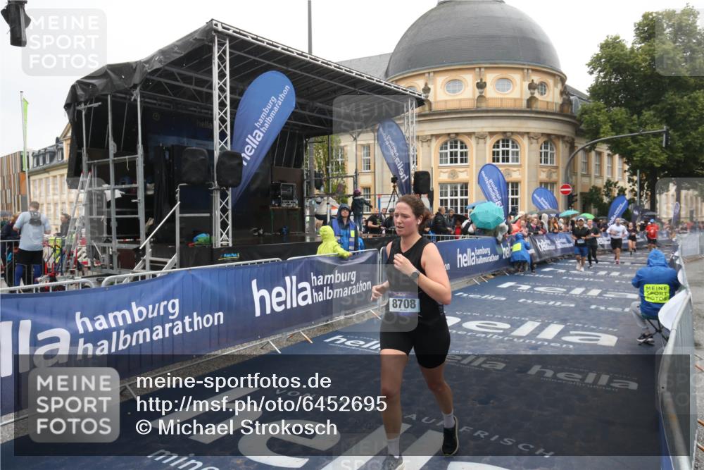 30.06.2024 - hella hamburg halbmarathon Michael Strokosch http://msf.ph/oto/6452695 30.06.2024 12:26:19 Ziel 2571, 8708, 11864 meine-sportfotos.de