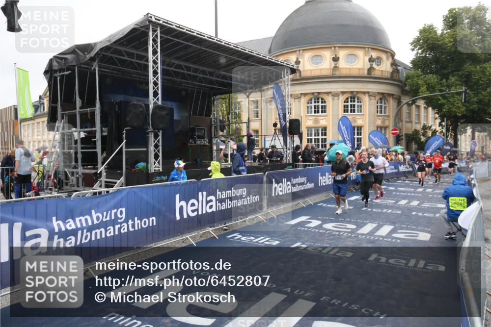 30.06.2024 - hella hamburg halbmarathon Michael Strokosch http://msf.ph/oto/6452807 30.06.2024 12:26:22 Ziel 2571, 5540, 7731, 9967 meine-sportfotos.de