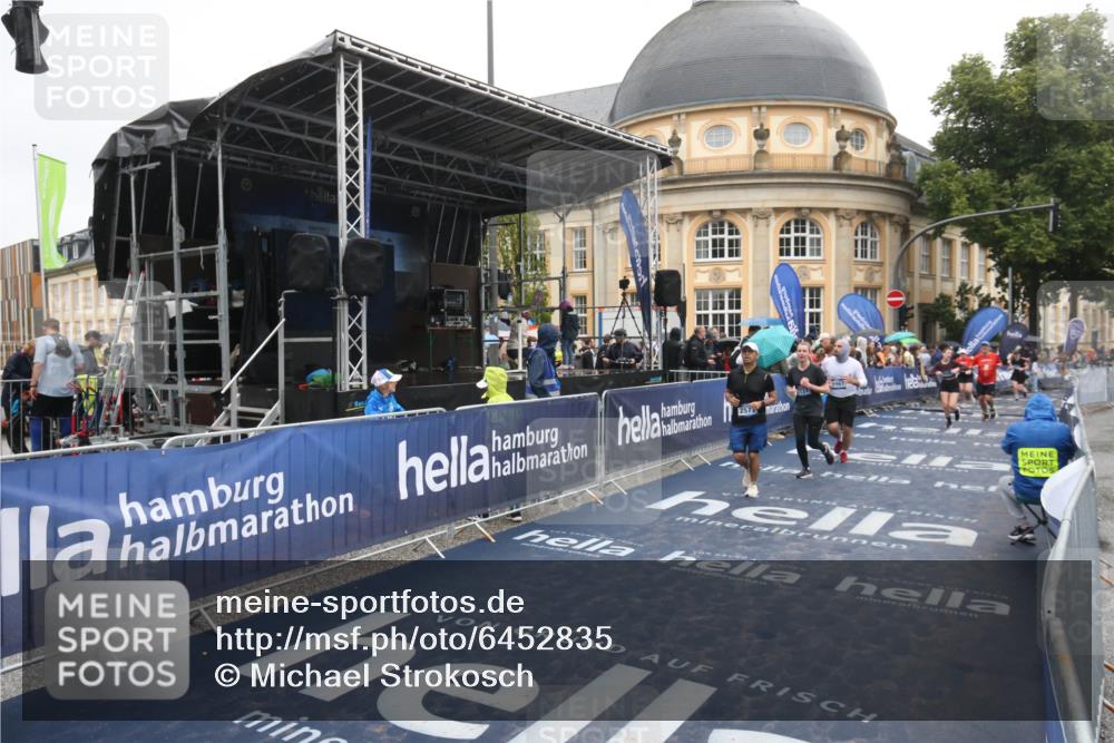 30.06.2024 - hella hamburg halbmarathon Michael Strokosch http://msf.ph/oto/6452835 30.06.2024 12:26:23 Ziel 2571, 5540, 7731, 8179, 9967 meine-sportfotos.de