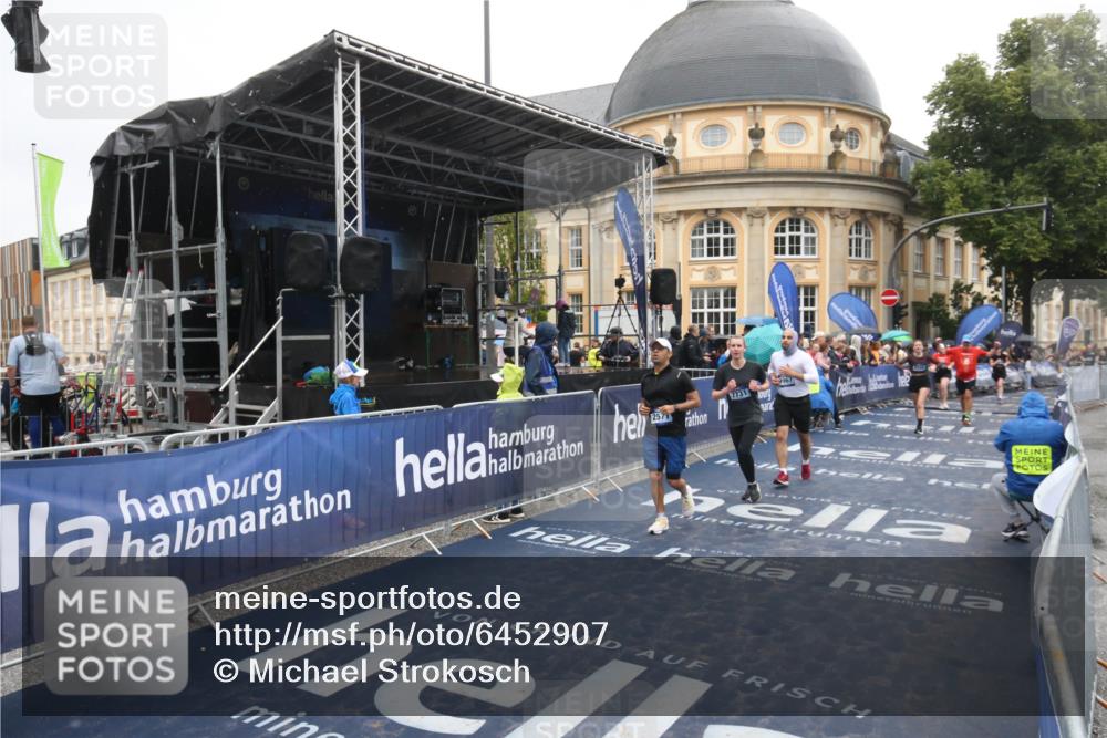 30.06.2024 - hella hamburg halbmarathon Michael Strokosch http://msf.ph/oto/6452907 30.06.2024 12:26:24 Ziel 2571, 5540, 7731, 8179, 9967 meine-sportfotos.de