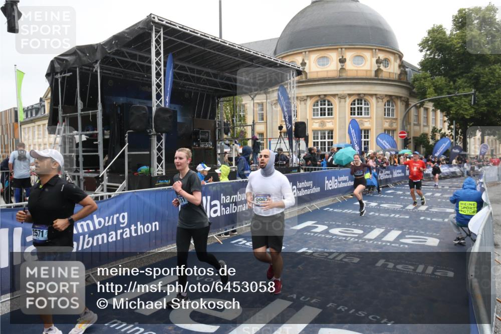 30.06.2024 - hella hamburg halbmarathon Michael Strokosch http://msf.ph/oto/6453058 30.06.2024 12:26:26 Ziel 2571, 5019, 5540, 7731, 8179, 8517, 9011, 9967 meine-sportfotos.de