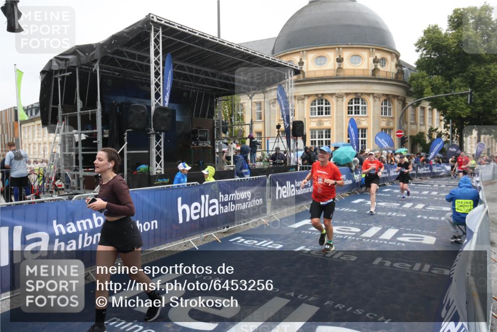 30.06.2024 - hella hamburg halbmarathon Michael Strokosch http://msf.ph/oto/6453256 30.06.2024 12:26:29 Ziel 5019, 5540, 7731, 8179, 8517, 9011, 9967 meine-sportfotos.de