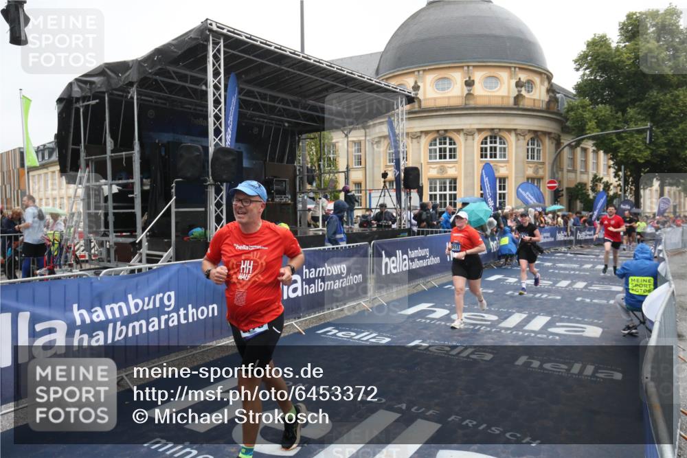 30.06.2024 - hella hamburg halbmarathon Michael Strokosch http://msf.ph/oto/6453372 30.06.2024 12:26:30 Ziel 5019, 5540, 8179, 8517, 9011, 9967 meine-sportfotos.de
