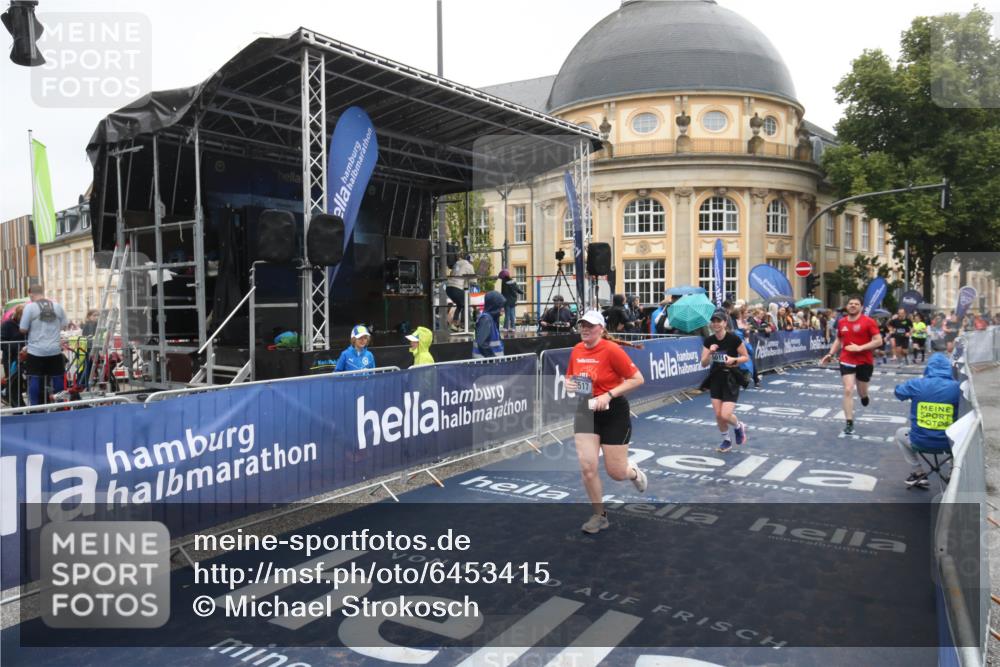 30.06.2024 - hella hamburg halbmarathon Michael Strokosch http://msf.ph/oto/6453415 30.06.2024 12:26:31 Ziel 5019, 5540, 8179, 8517, 9011 meine-sportfotos.de