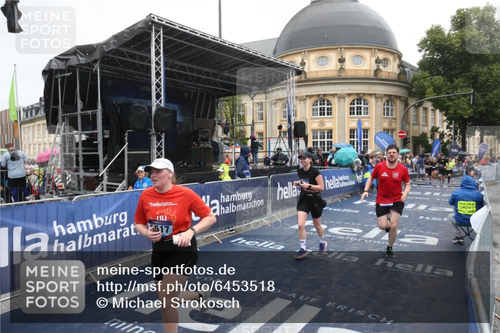 30.06.2024 - hella hamburg halbmarathon Michael Strokosch http://msf.ph/oto/6453518 30.06.2024 12:26:32 Ziel 5019, 8179, 8517, 9011 meine-sportfotos.de